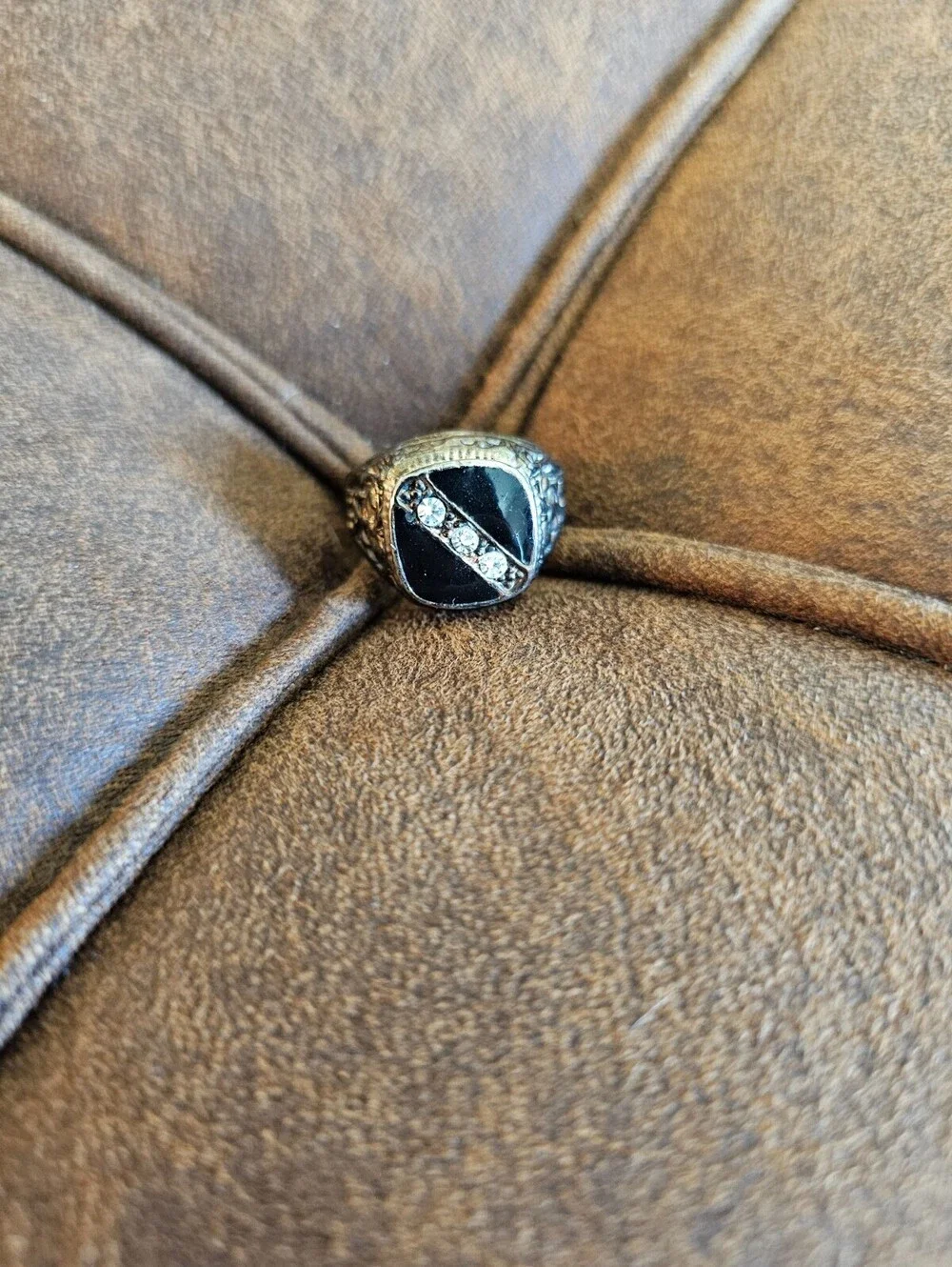Men's vintage signet ring Gold Tone w/an imitation black onyx Sz 9